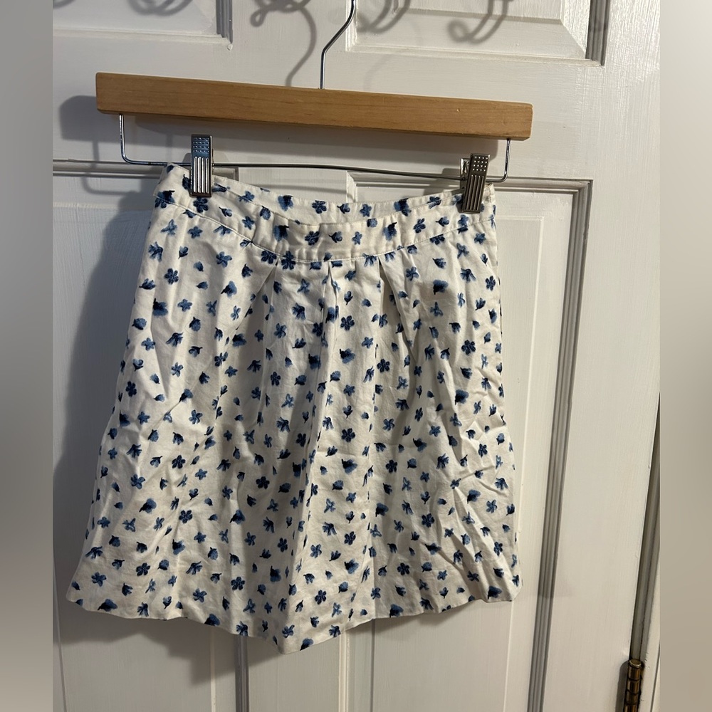 Brooks Brothers girls fleece white and blue floral print, size 8.